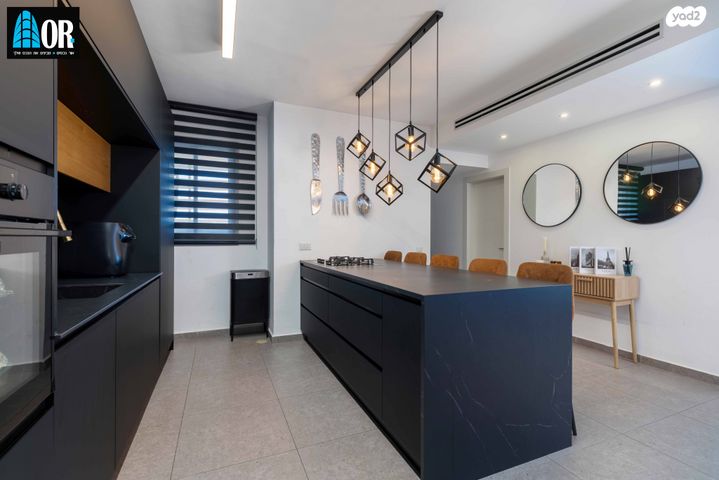 דירה, עוזי חיטמן, נאות שמיר, יבנה