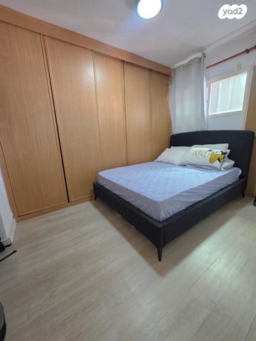 דירה, חב"ד, רמב"ם, ראשון לציון