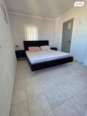 דירה, חב"ד, רמב"ם, ראשון לציון