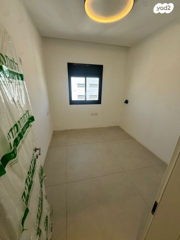 גג/ פנטהאוז, חיים לבב, יצחק שמיר, נהריה