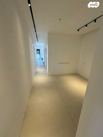 גג/ פנטהאוז, חיים לבב, יצחק שמיר, נהריה