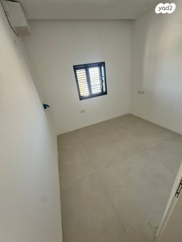 גג/ פנטהאוז, חיים לבב, יצחק שמיר, נהריה