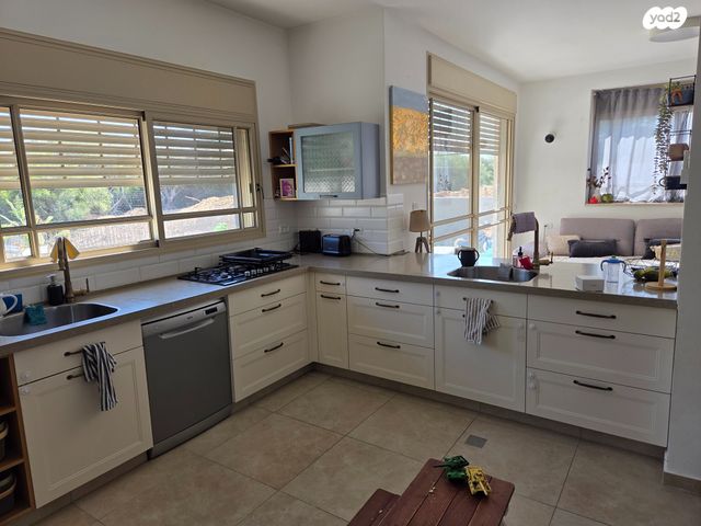 דו משפחתי, ניצן