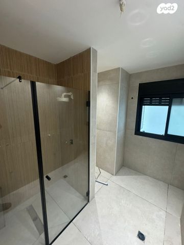 גג/ פנטהאוז, חיים לבב, יצחק שמיר, נהריה