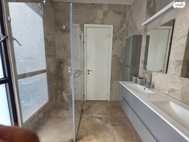 גג/ פנטהאוז, ד' / מערב מרכז העיר, רחובות