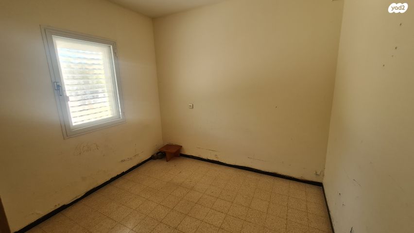 דירה, תשי"ג, פנחס ספיר, מגדל העמק