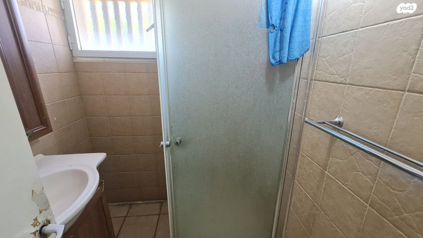 דירה, תשי"ג, פנחס ספיר, מגדל העמק