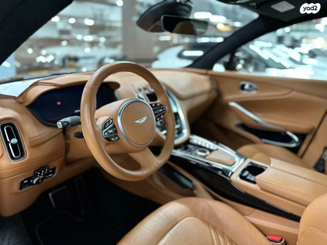 אסטון מרטין DBX