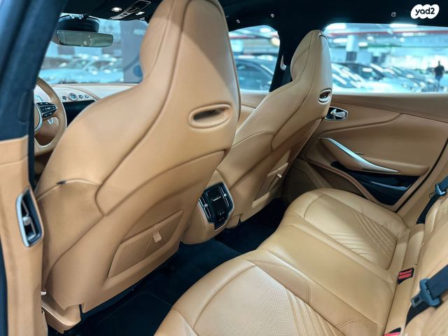 אסטון מרטין DBX