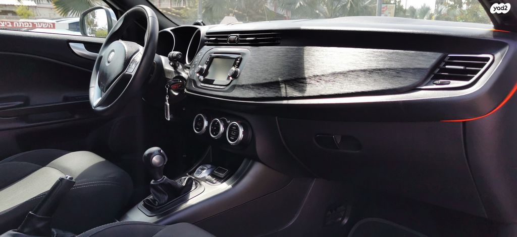 אלפא רומיאו ג'ולייטה