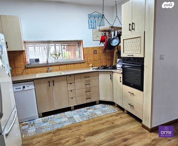 דו משפחתי, כפר ורדים