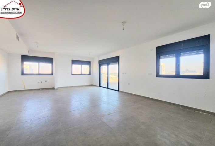 גג/ פנטהאוז, נחמיה עמינוח, פתח תקווה