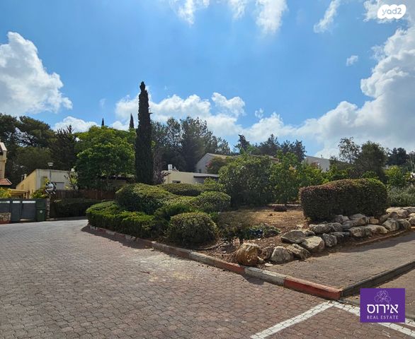 דו משפחתי, כפר ורדים