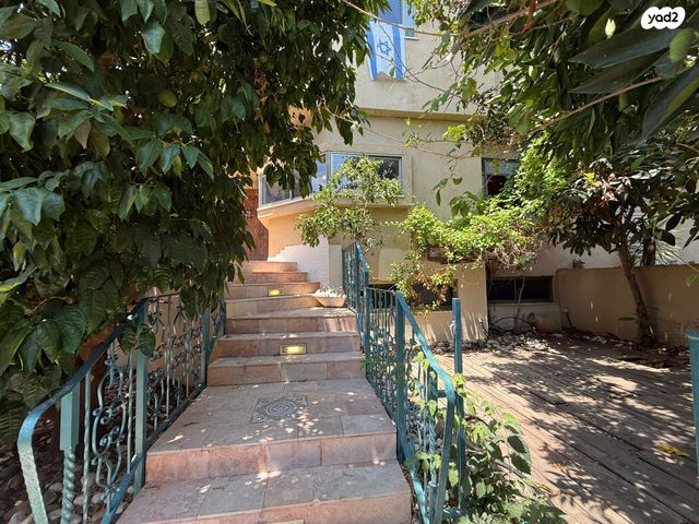 דו משפחתי, תל מונד