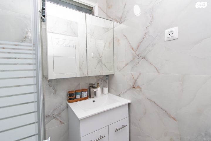 דירה, חיים חורי, אופקים