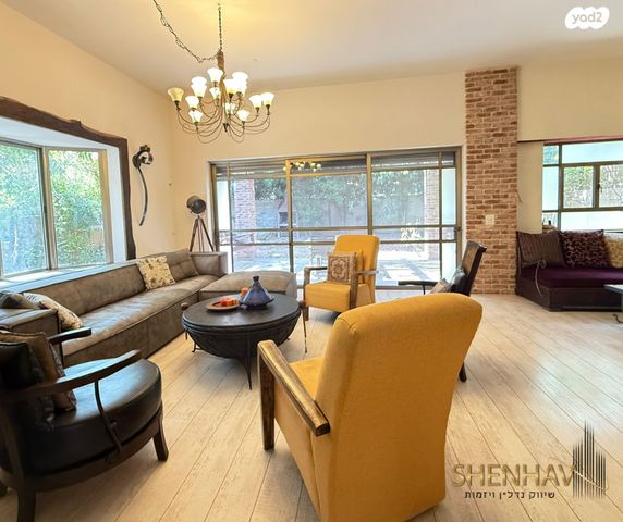 דו משפחתי, תל מונד