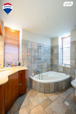 דו משפחתי, נווה הברון, זכרון יעקב