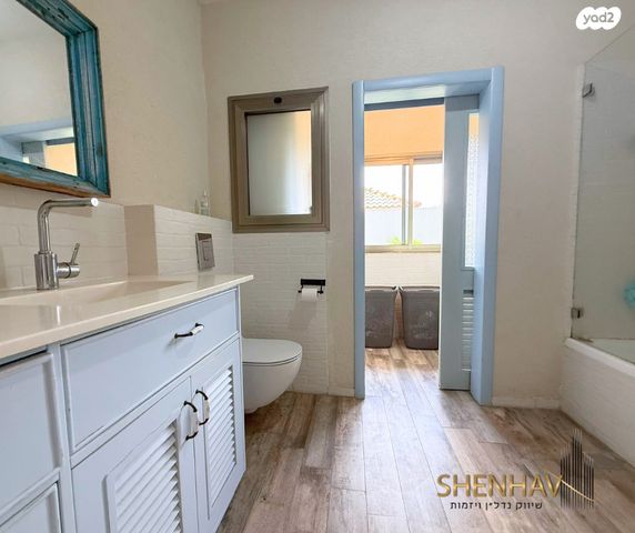 דו משפחתי, תל מונד