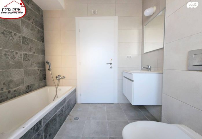 גג/ פנטהאוז, נחמיה עמינוח, פתח תקווה