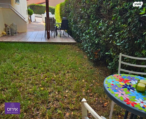 דו משפחתי, כפר ורדים