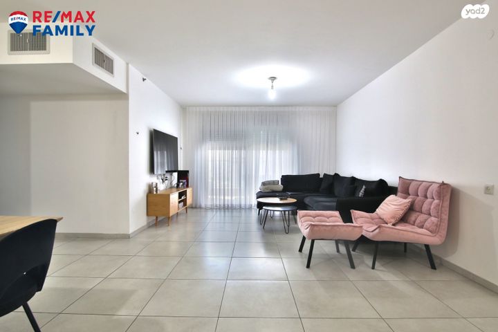 דירה, עפרה חזה, משכנות האומנים, קרית מוצקין