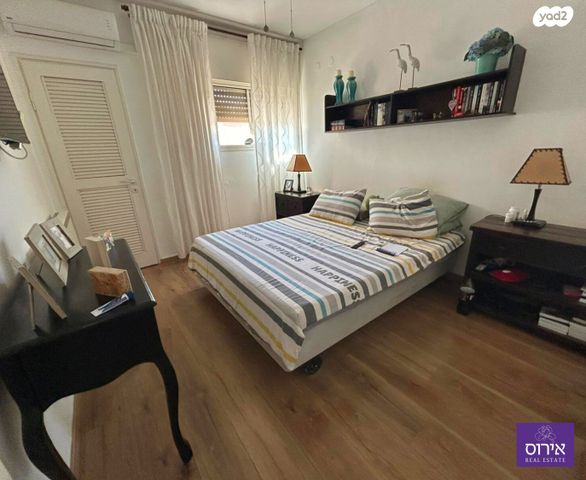 דו משפחתי, כפר ורדים