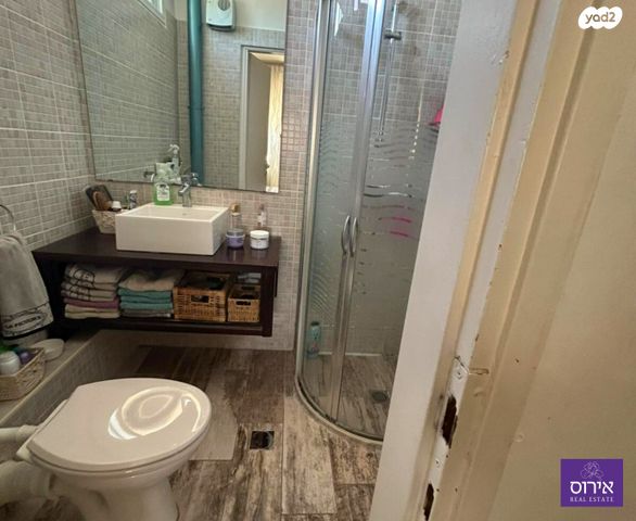 דו משפחתי, כפר ורדים