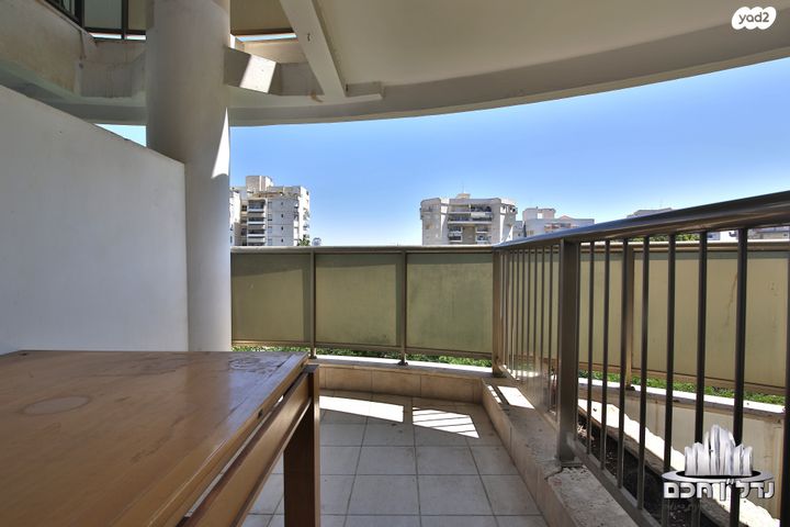 דירה, מנחם בגין, נווה גנים, קרית מוצקין