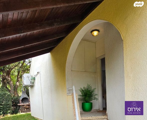 דו משפחתי, כפר ורדים