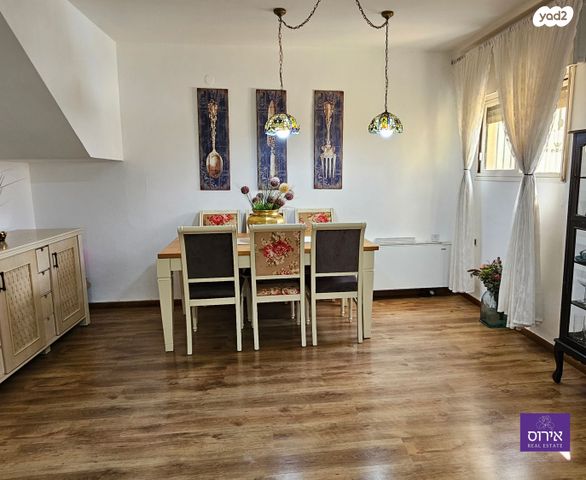 דו משפחתי, כפר ורדים