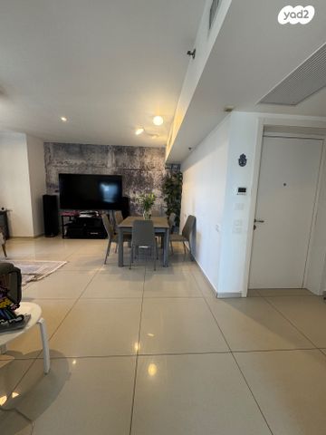 דירה, ניסים אלוני, צמרות איילון, פארק צמרת, תל אביב יפו