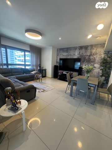 דירה, ניסים אלוני, צמרות איילון, פארק צמרת, תל אביב יפו