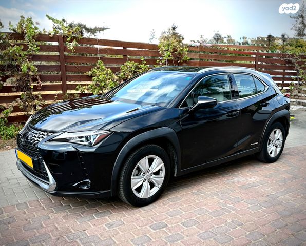 מודעת רכב לקסוס UX