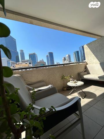 דירה, רות, חרוזים, רמת גן