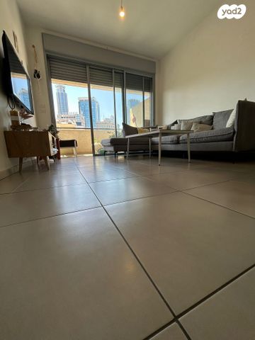 דירה, רות, חרוזים, רמת גן