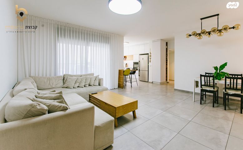 דירה, יוסי בנאי, פסגות אפק, ראש העין