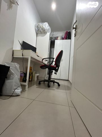 דירה, רות, חרוזים, רמת גן