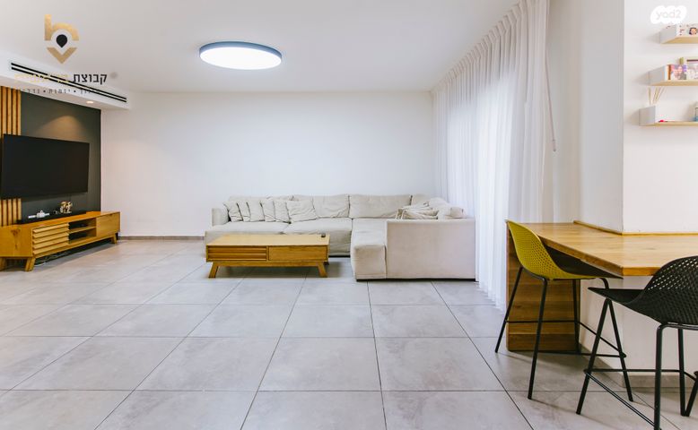 דירה, יוסי בנאי, פסגות אפק, ראש העין