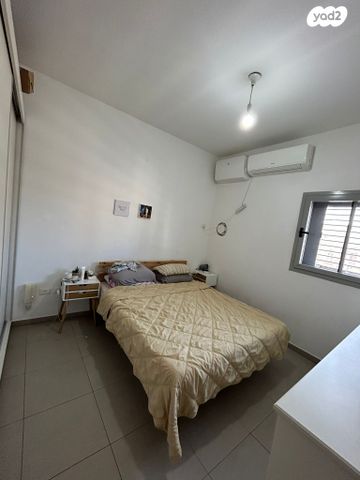 דירה, רות, חרוזים, רמת גן