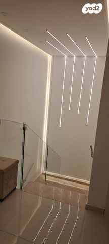 דו משפחתי, כוכב יאיר / צור יגאל