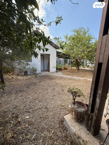 דו משפחתי, לח"י, יצחק, חדרה