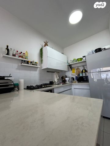 דירה, רות, חרוזים, רמת גן