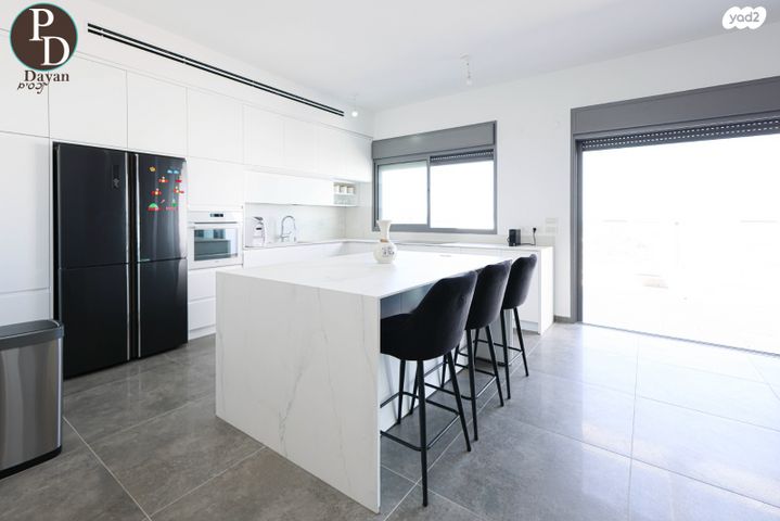 גג/ פנטהאוז, אהבת אדם, שרונה, כפר יונה