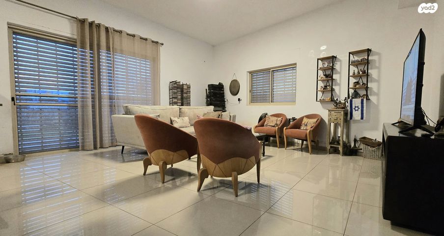 דו משפחתי, אורנית