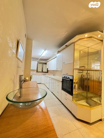 דירה, האדמו"ר מראדזימין, מרכז העיר, בני ברק