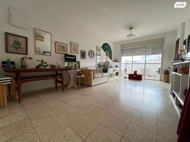 דירה, ה' באייר, נווה אפק, ראש העין