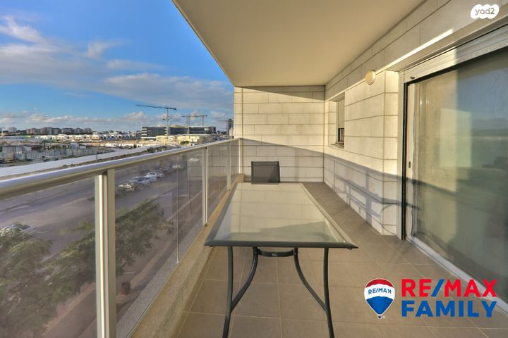 דירה, נעמי שמר, נאות אפק, אפקה, קרית ביאליק