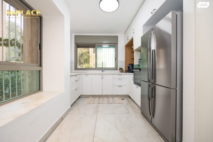 דירה, אברהם פררה, הולילנד, ירושלים