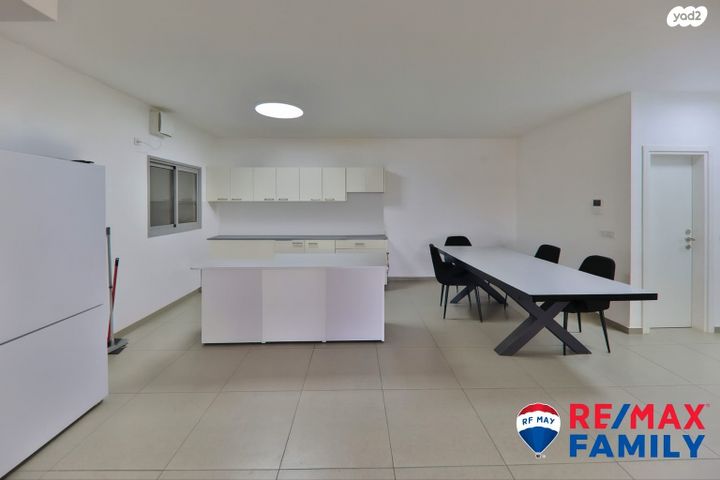 דירה, נעמי שמר, נאות אפק, אפקה, קרית ביאליק