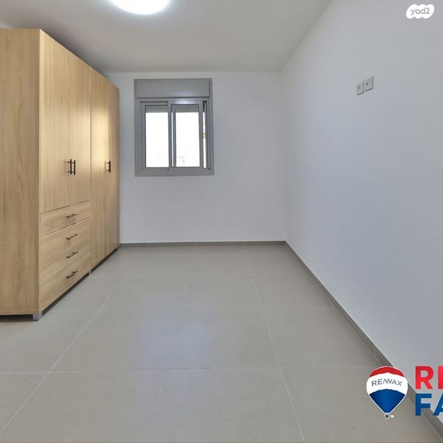 דירה, נעמי שמר, נאות אפק, אפקה, קרית ביאליק